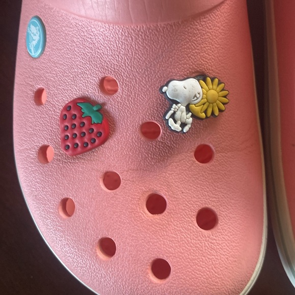 🦊 Pink/peach crocs with charms. - Picture 2 of 8